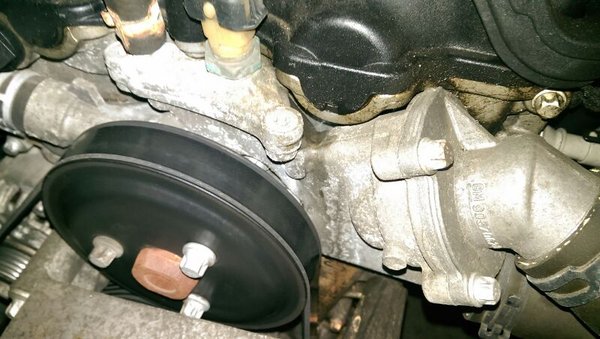 Kühlmittelaustrittsstelle am Motor