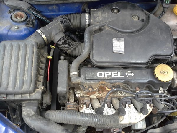 Gesamtansicht des Motorraums, Bruchstelle ist unten links; siehe 2. Bild.