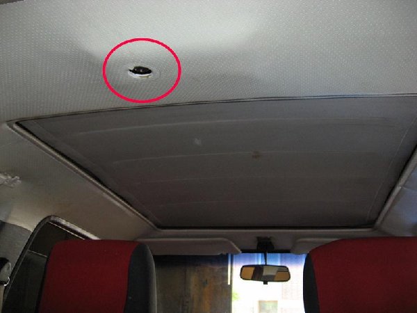 Die Abdeckkappe des Motors abclipsen.