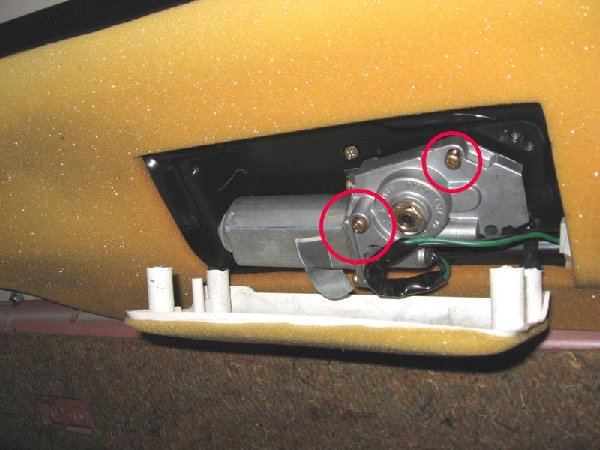 Den Stecker rechts trennen. Der Motor selbst ist mit zwei Schlitzschrauben befestigt.