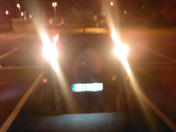 Bloß nicht Blenden lassen vom Rückfahrscheinwerfer XD