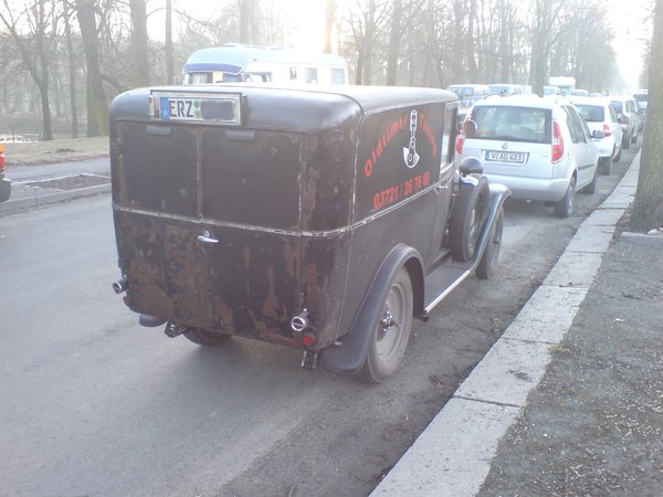alter Opel Lieferwagen von hinten...inklusive  Rostbefall ;)