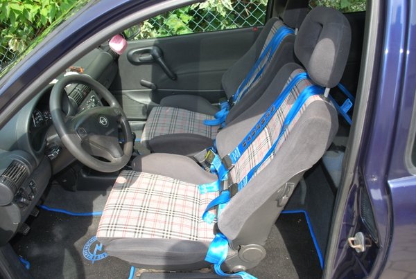 Im inneren tut sich langsam was,Sportsitze vom Kadett GSI,Schroth Gurte...